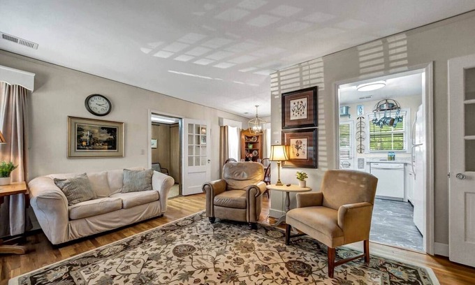 Cayce House | Charming 2BR - Antique Cottage