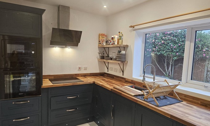 Chester House | Charming 2BR Bungalow Near Chester City Centre