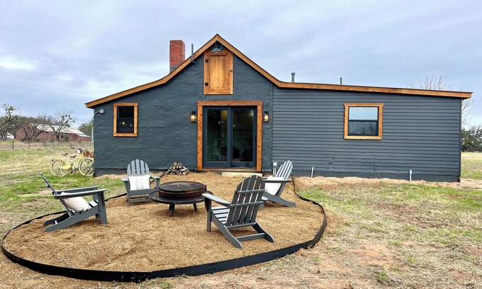 Llano Cabin | Charming 2BR Bunkhouse in the heart of the Texas Hill Country!