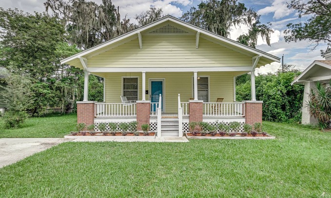 Lakeland House | Charming 2BR Historic Bungalow in Downtown ~ Walk to FSC ~ Dogs Welcome