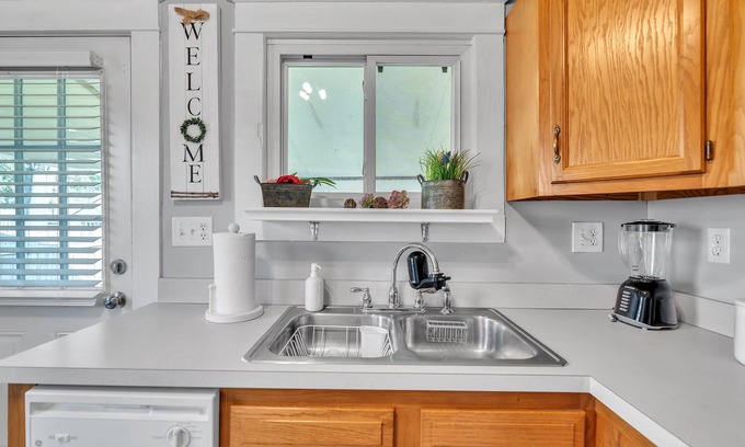 New Albany House | Charming 2br Hot Tub Getaway 2 Bedroom Home