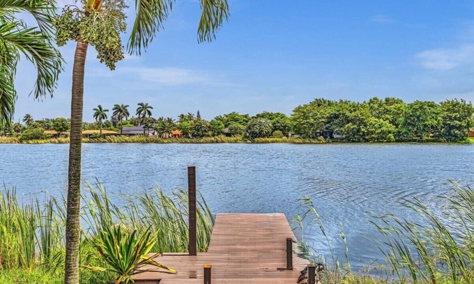 Davie House | Charming 2BR Lakefront Cottage in Davie near Beach