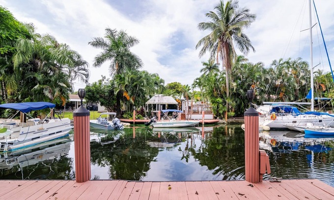 Citrus Isles House | Charming 2BR Waterfront House with Kayaks