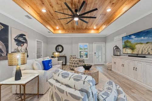 Laguna Beach Estates House | Charming 3/2 Beach House w/POOL & Golf Cart INCLUDED - 1 Min Walk to Beach