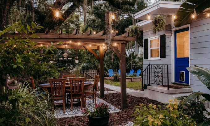 St. Augustine House | Charming 3/2 Cottage- Close to beach & Historic Downtown