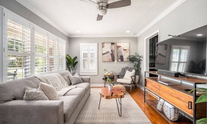 Lake Como House | Charming 3/2 Home | Near DT | King Bed | Fire Pit