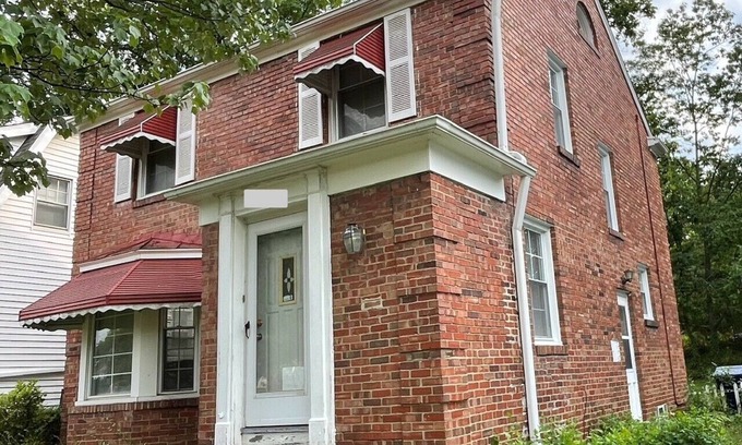 University Heights House | Charming 3 bed/2 bath whole house with 1.0 GB WiFi, TV in LR and each bedroom