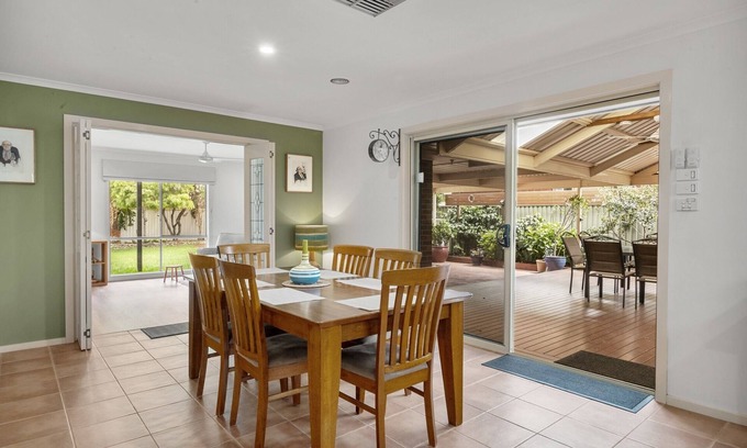 Werribee House | Charming 3-Bed Family Home with Amazing Garden