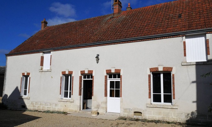Mareau-aux-Pres Cottage | Charming 3-Bed Cottage with Terrace and Garden near Mareau Village