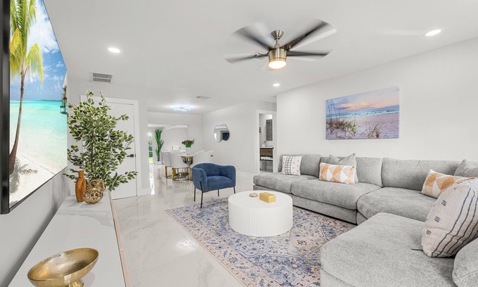 Tropic Palms House | Charming 3-bed House in Delray Beach, Fence yard/grill/loungers/safe & quite
