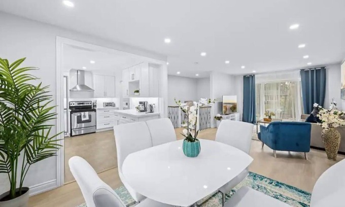 Barrie House | Charming 3-Bed House with HotTub