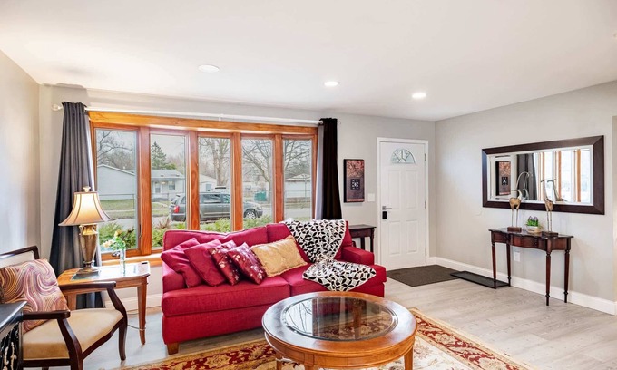 Romulus House | Charming 3-Bed Stay, Airport 10 Min, Pets OK