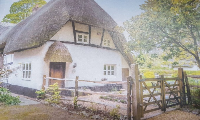 Stockbridge Cottage | Charming 3 bed Thatched cottage in rural village near Stockbridge Winchester.