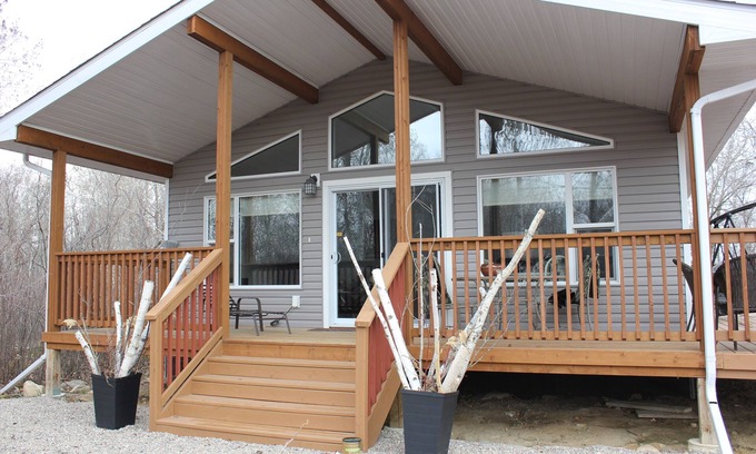 Hillside Beach Cottage | Charming 3-bedroom cottage with WiFi and AC in fabulous Hillside/Victoria Beach