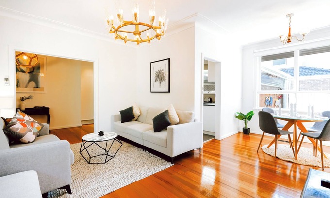 Notting Hill House | Charming 3-bedroom house in Glen Waverley with AC, WiFi