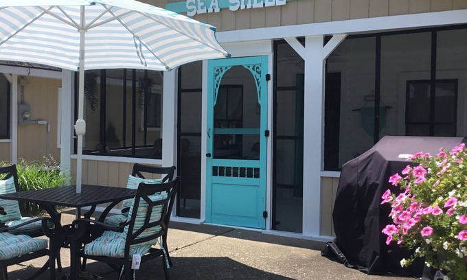 Crystal Beach Cottage | Charming 3 bedroom Sea Shell cottage Steps to the sandy beach