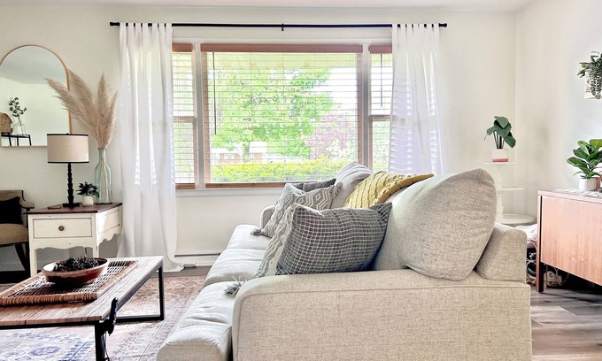 Fair Plain House | Charming 3-bedroom house, WiFi, Minutes from Lake Michigan, Downtown St. Joseph