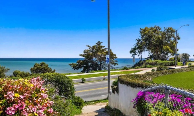 East Mesa House | Charming 3-Bedroom vacation home - a 3 minute walk to the Beach, Park, & Harbor