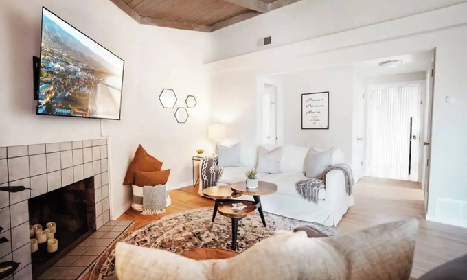 Campanil House | Charming 3 Bedroom House by Hendry's Beach!