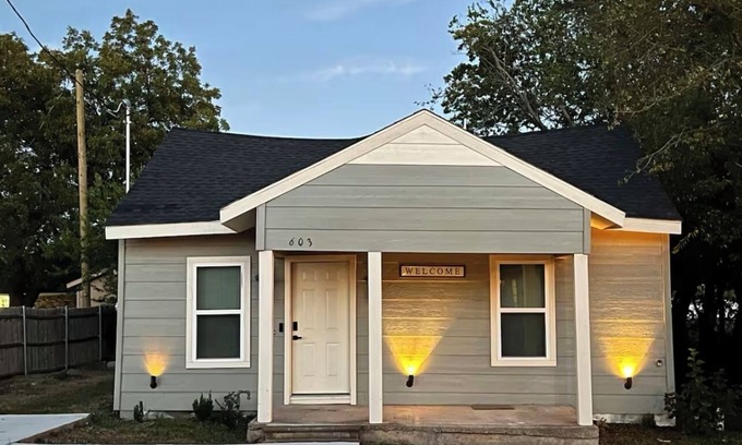 Terrell House | Charming 3-bedroom 2 bathroom house in Terrell with WiFi and AC
