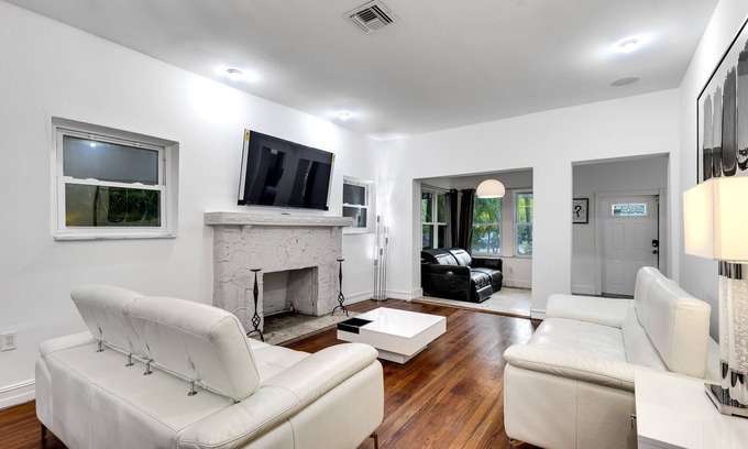 Buena Vista House | Charming 3 bedroom/2 bathroom Home in Best Location in Miami, Parking, Hot tub