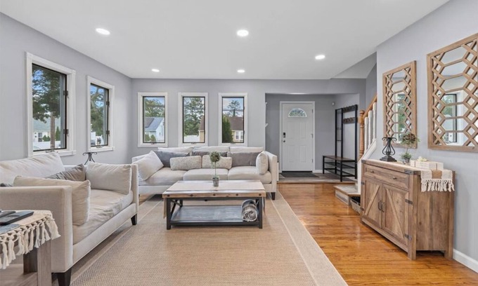 East Massapequa Apartment | Charming 3-bedroom 2-bath apartment with AC, WiFi in fabulous Amityville