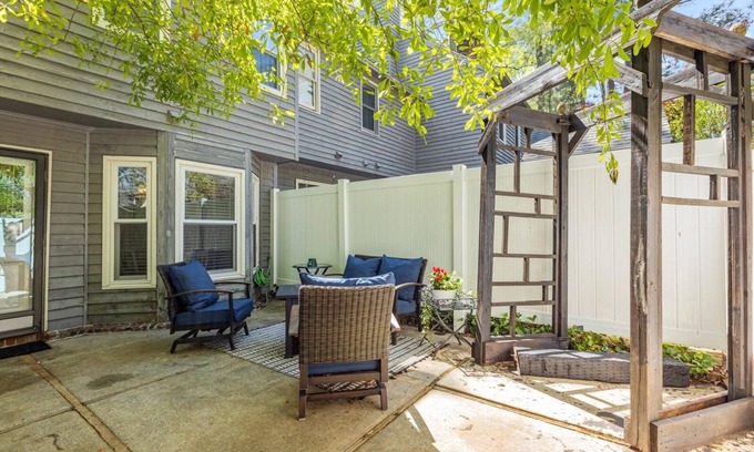 Greenville House | Charming 3-bedroom 2.5-bathroom townhome with WiFi and AC in Greenville