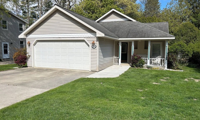 Pentwater House | Charming 3-bedroom - 2 bath house in the beachfront community of Pentwater!nnn