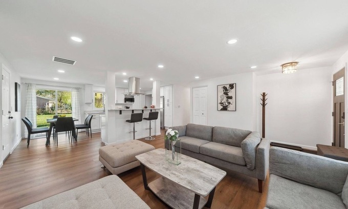 Wasco House | Charming 3-bedroom/2 Bath Single Family Home/Schaumburg