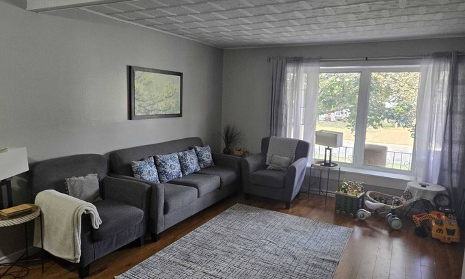 Brampton House | Charming 3 bedroom apartment close to Pearson Airport and all amenities
