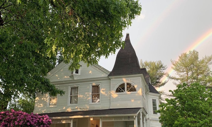 Millbrook Apartment | Charming 3-bedroom apartment on 2nd floor in Millbrook NY, right in the village