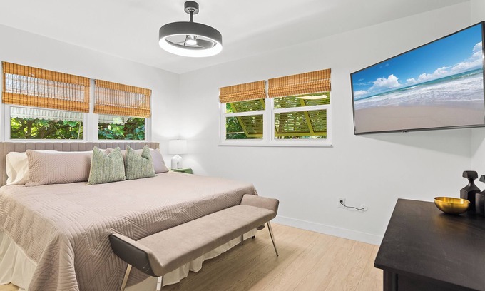 Rock Ridge House | Charming 3-bedroom Beach Chalet -Renovated/Elegantly furnished by Local Designer