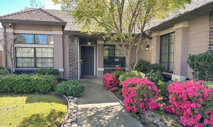 Folsom House | Charming 3-bedroom bungalow with WiFi and AC in delightful Folsom