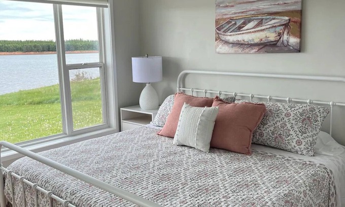 Clinton Cottage | Charming 3-bedroom cottage in serene New London with AC, WiFi