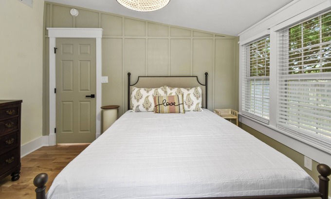 Berryville Cottage | Charming 3-bedroom cottage in farm & wine country