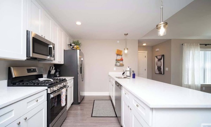 Bettendorf Apartment | Charming 3 bedroom Condo in Bettendorf with King Master Suite