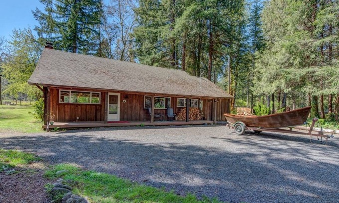 Blue River Cabin | Charming 3-bedroom cabin on Dearborn Island with WiFi, AC, Hot Tub