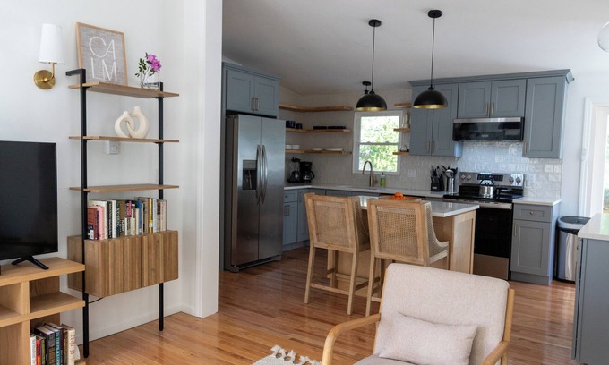 Lagoon Heights Cottage | Charming 3-bedroom cottage in Oak Bluffs with AC, WiFi