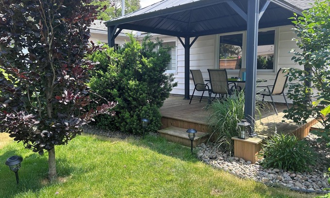 Chatham-Kent Cottage | Charming 3 bedroom cottage, canal access to lake St Clair, family & pet friendly