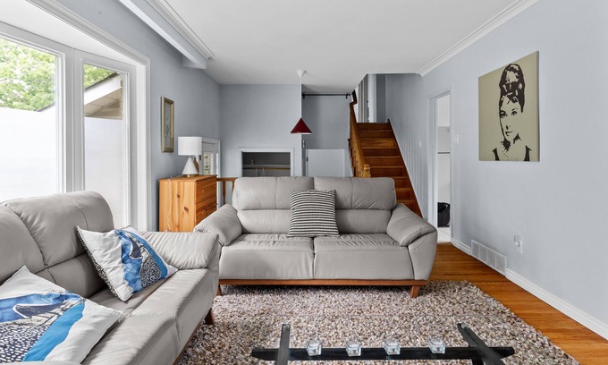 Clarkson-Lorne Park House | Charming 3-Bedroom House with Expansive Backyard - Adorned with Majestic Trees