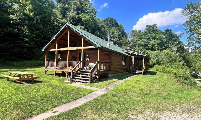 Long Eddy Cabin | Charming 3-bedroom cabin with AC and WiFi in Long Eddy.