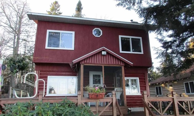 Au Train Cabin | Charming 3-bedroom cabin in enchanting Au Train with WiFi