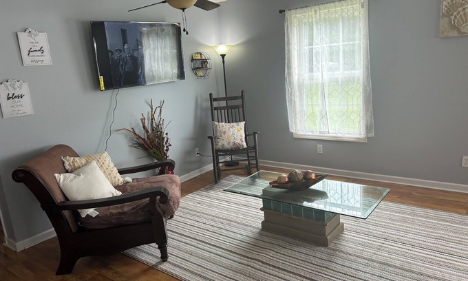 Counce House | Charming 3-bedroom cabin with AC, WiFi near Savannah river. Picwick campground