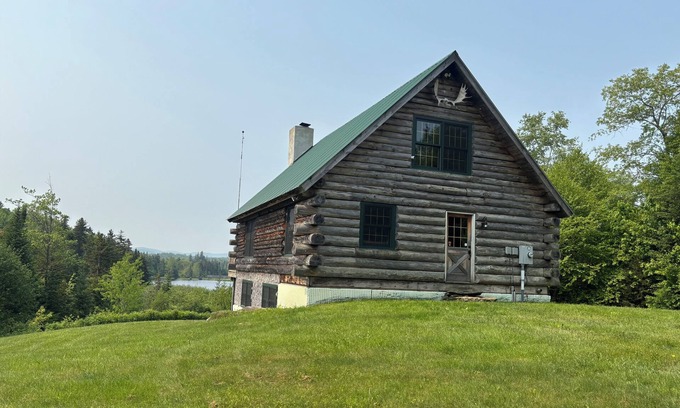 Woodford Cabin | Charming 3-bedroom cabin in Woodford private with mountain and pond view