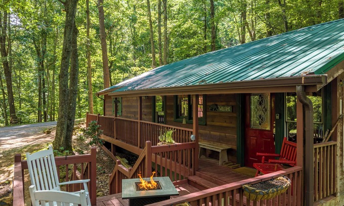 Walnut Mountain Cabin | Charming 3-bedroom cabin- AC and WiFi, Fireplace and Jacuzzi in gorgeous Ellijay