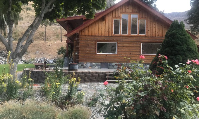 Pateros Cabin | Charming 3-bedroom cabin with WiFi and AC in serene Pateros