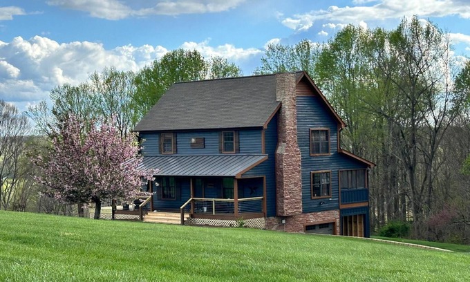 Etoile Cabin | Charming 3-bedroom cabin with AC and WiFi at Barren River Lake in Lucas, KY