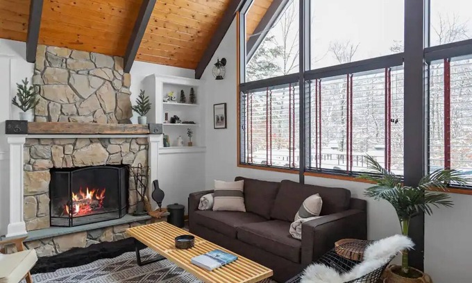 Stratton and Bromley Ski Areas Ski Chalet | Charming 3-bedroom chalet with AC and WiFi in peaceful Winhall