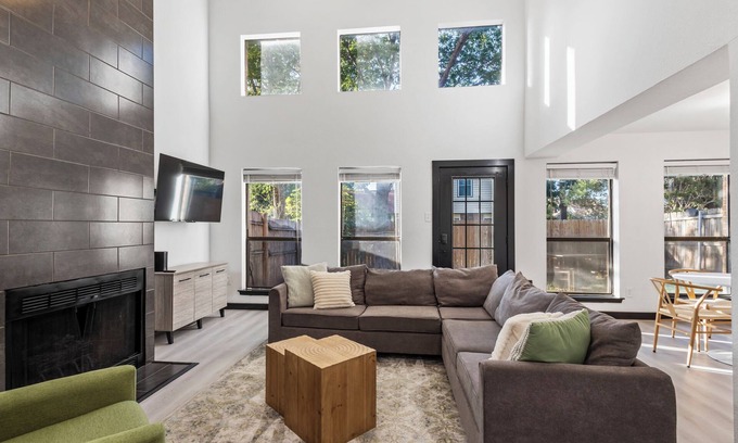 Grapevine Condo | Charming 3-bedroom condo in fabulous Grapevine with AC, WiFi, Washer + Dryer