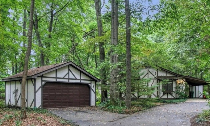 Saugatuck Cottage | Charming 3-bedroom cottage with AC in marvelous Saugatuck close to trails